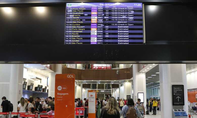 Aeroportos vão acumulando atrasos em voos