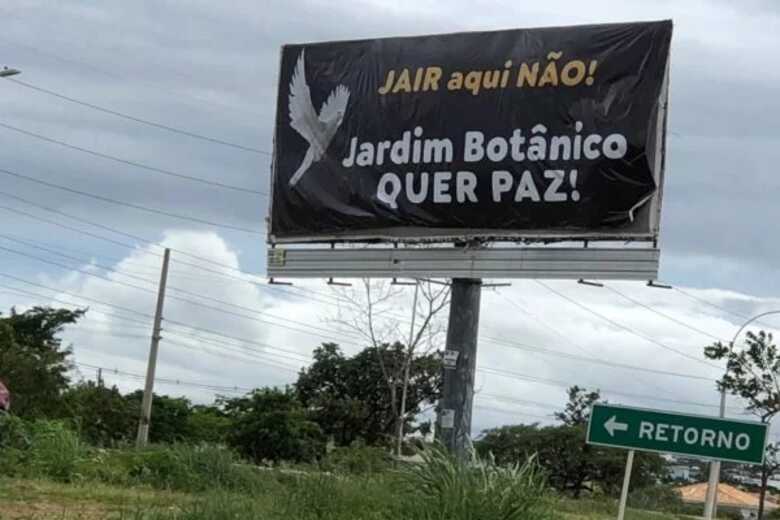 Outdoor com mensagem contra a possível mudança de Jair Bolsonaro