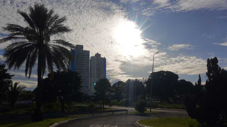 Sol apareceu entre nuvens na Capital