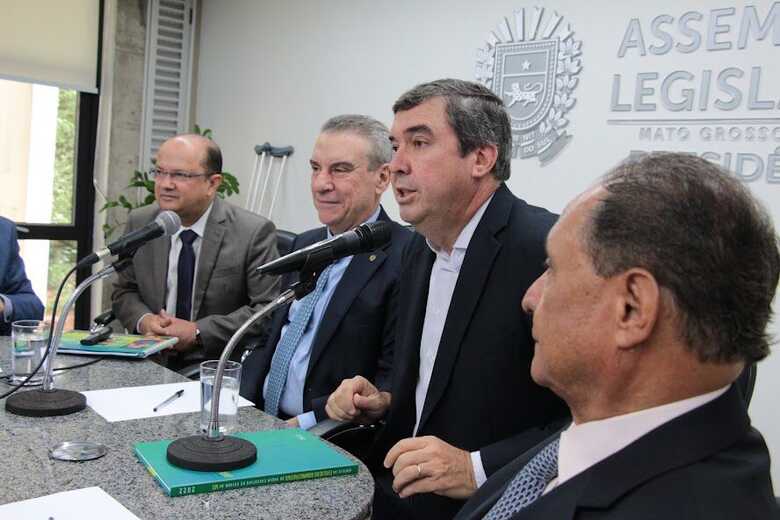 Eduardo Riedel ao lado do deputado Paulo Corrêa e de seu vice-governador e coordenador da transição, Barbosinha 