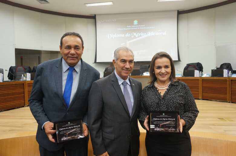 Governador Reinaldo Azambuja e prefeita Adriane Lopes também foram honrados 