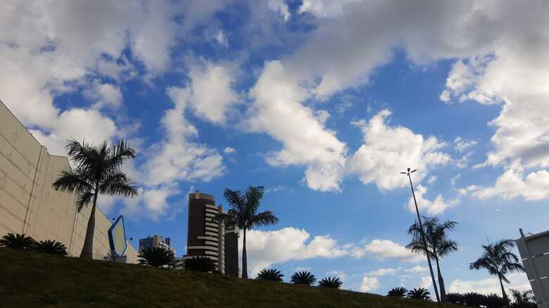 Na Capital, c&eacute;u amanheceu com nuvens e tempo abafado 