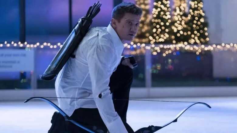 O ator Jeremy Renner interpretando o personagem Gavi&atilde;o Arqueiro 