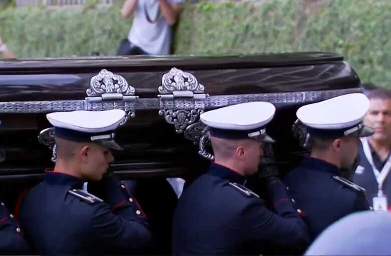 Corpo do Rei Pel&eacute; &eacute; sepultado na tarde desta ter&ccedil;a-feira (3)