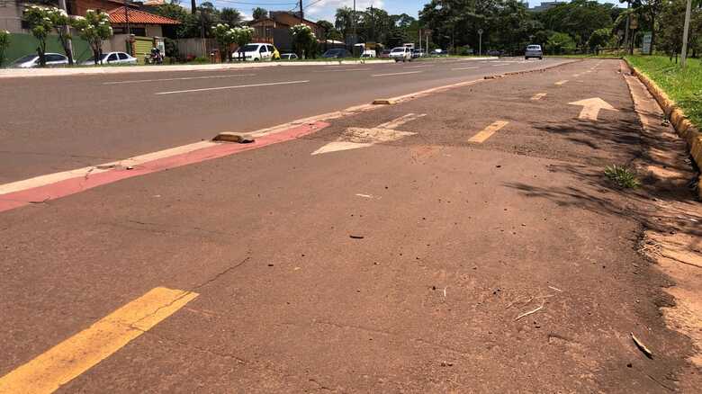 Quem passa pelo local, relata que o problema é antigo