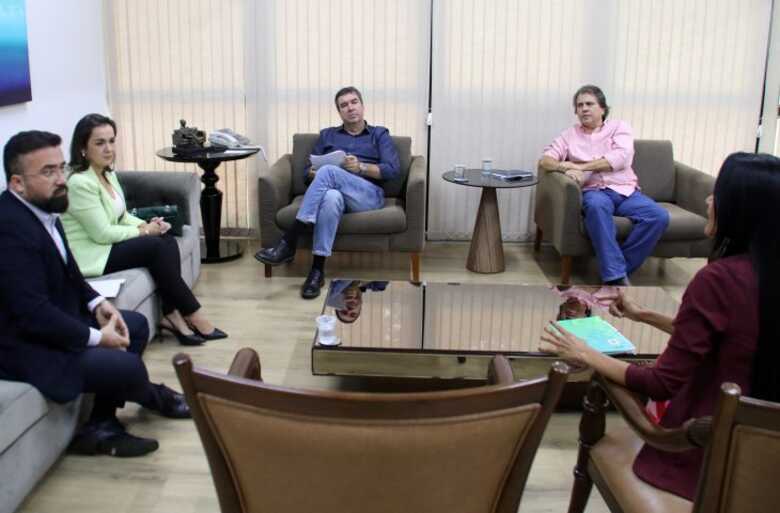 Alexandre Ávalo, Adriane Lopes, Eduardo Riedel e Pedro Caravina durante reunião 