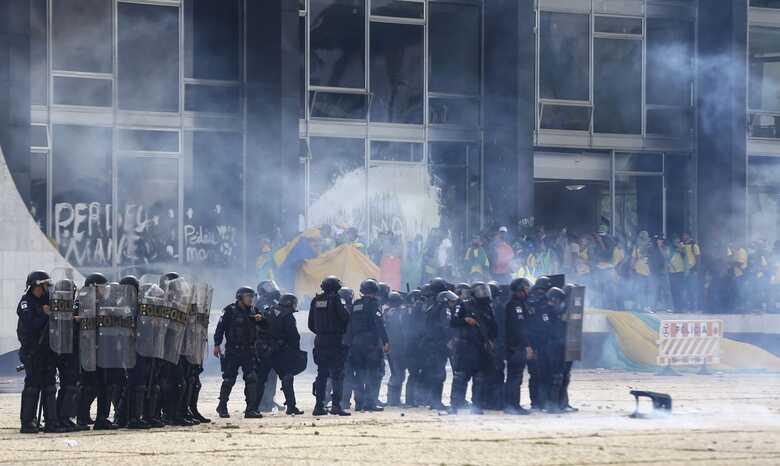 Forças de segurança atuaram após atos de vandalismo em Brasília