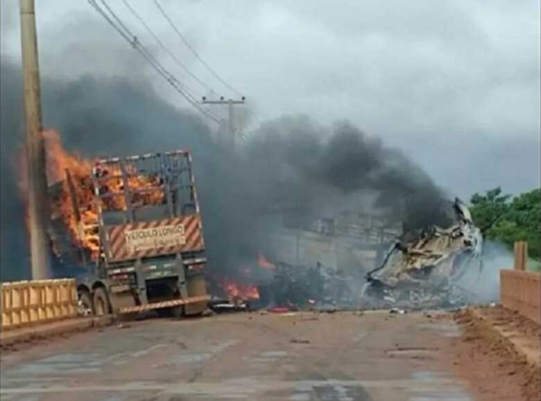 Carretas explodiram no meio da ponte