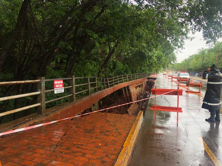 Força da água derrubado alambrado do Lago do Amor