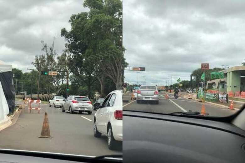 Ocupação dupla - Uma das pista no sentido Aeroporto x Centro; outra sentido Centro x Aeroporto seguem obstruídas por cavaletes 