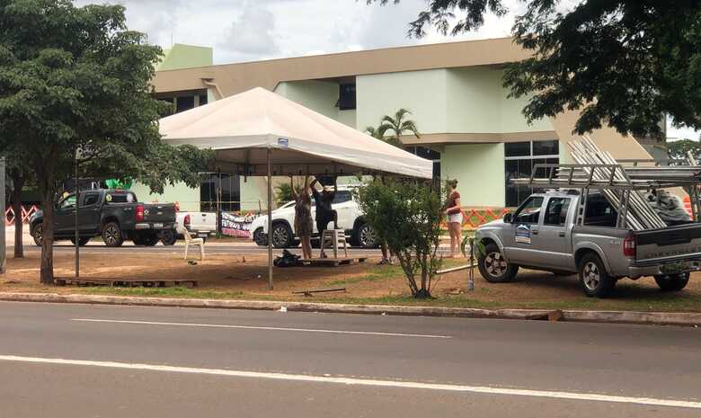 As pistas da Duque de Caxias j&aacute; est&atilde;o liberadas e o desmonte das barracas &eacute; acompanhado pela Pol&iacute;cia Militar
