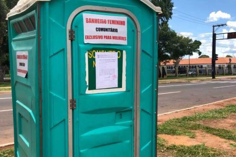 Notifica&ccedil;&atilde;o foi colada na porta do banheiro qu&iacute;mico 