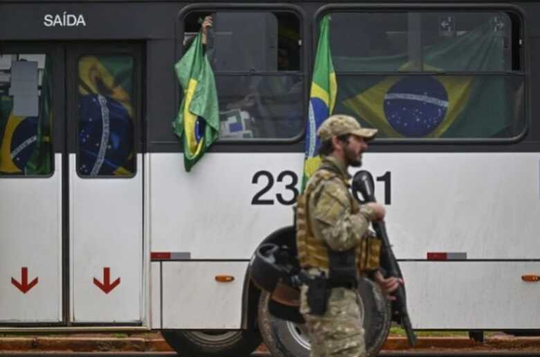 Bolsonaristas detidos s&atilde;o levados de &ocirc;nibus para a sede da PF em Bras&iacute;lia 