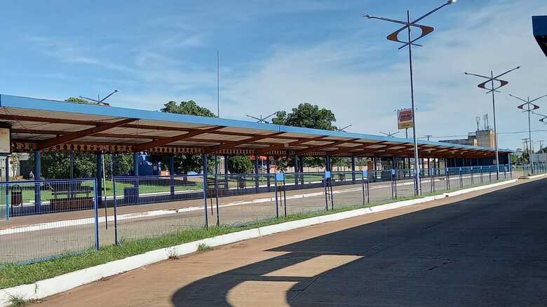 Terminal Aero Rancho sem trabalhadores, ônibus e passageiros