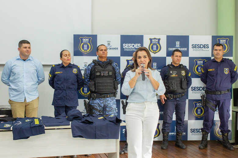 Prefeita Adriane Lopes durante entrega de kits aos novos guardas empossados