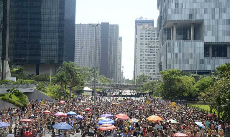 Festeiros pulam carnaval no Rio de Janeiro