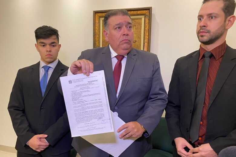 Ao meio, José Roberto da Rosa, advogado responsável pela defesa do subtenente reformado da Polícia Militar José Roberto de Souza