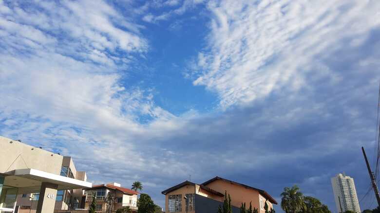 Céu amanheceu com muitas nuvens em Campo Grande