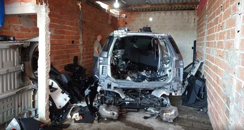Veículo foi levado na noite de quinta-feira (16)