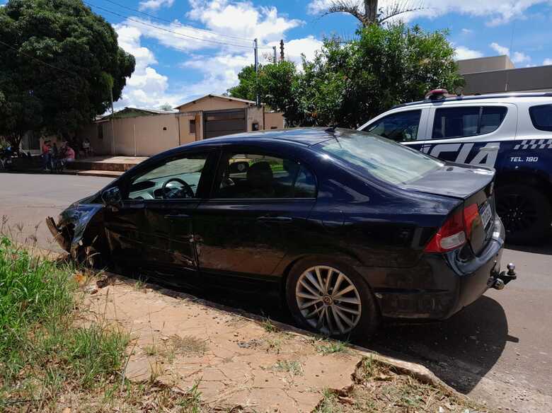 Honda Civic foi abandonado após suspeito fugir