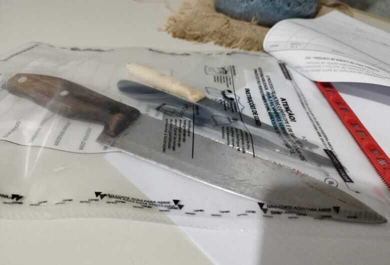 As facas foram apreendidas