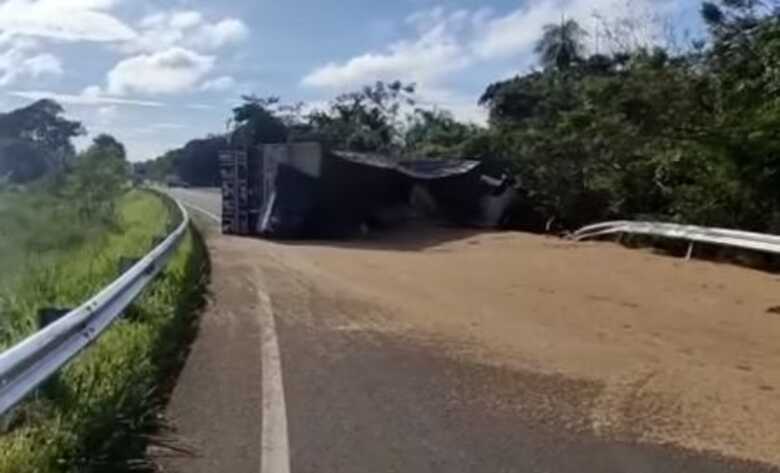 O ve&iacute;culo fechou completamente a pista