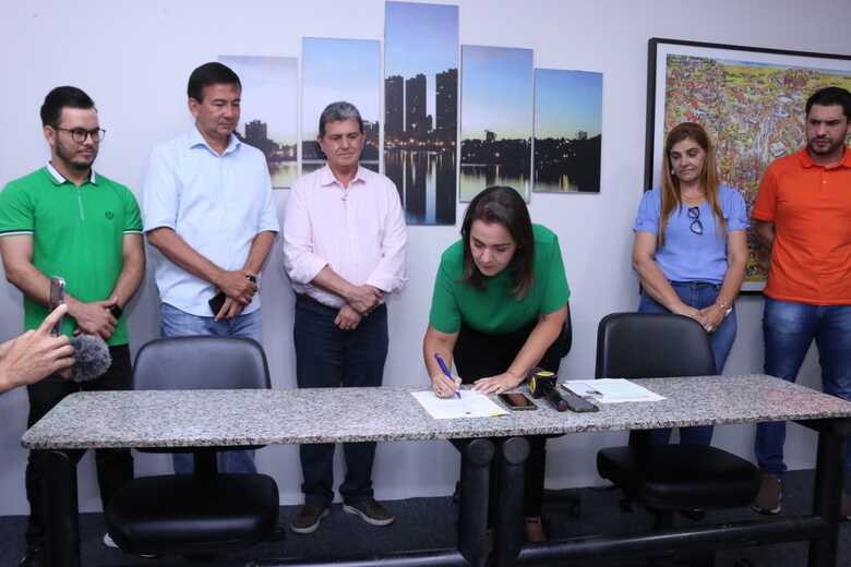 Prefeita assina nova regulamentação do Programa Locação Social que vai de 1 mil reais para 1.200 