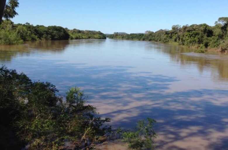 Rio Apa  passa por vários municípios localizados na fronteira com o Paraguai