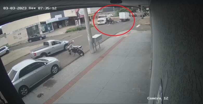 Motociclista ainda teria sido atingido por caminh&atilde;o ba&uacute; logo ap&oacute;s colis&atilde;o