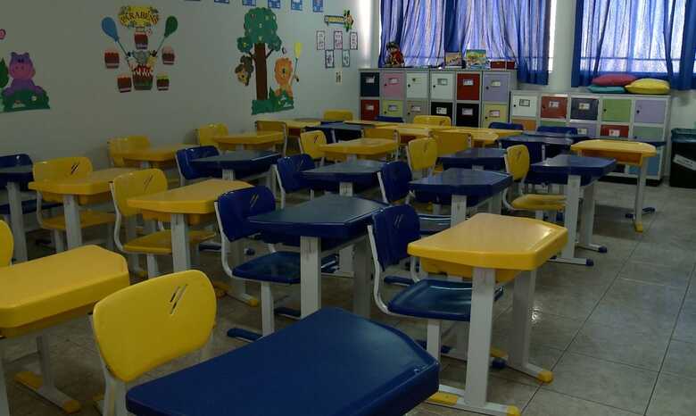 Mesas e cadeiras em sala de aula 