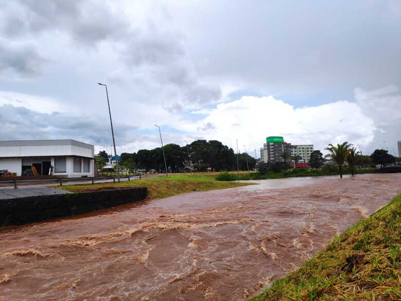 Córrego enche com a chuva na rua Prof. Luís Alexandre de Oliveira