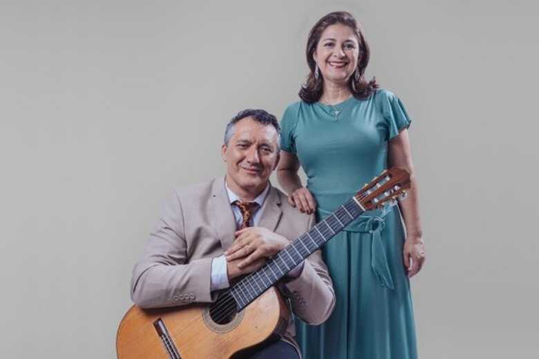 Intérpretes do projeto, violonista Marcelo Fernandes e a regente e cantora lírica Ana Lúcia Gaborim
