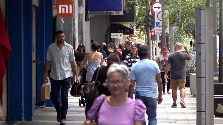 Consumidores andando pelas ruas do centro de Campo Grande