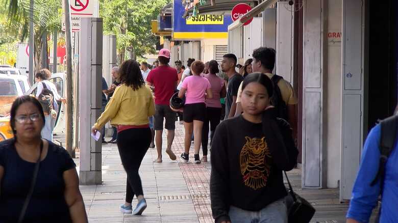 Clientes andando em buscas de ofertas para o Dia do Consumidor no centro de Campo Grande