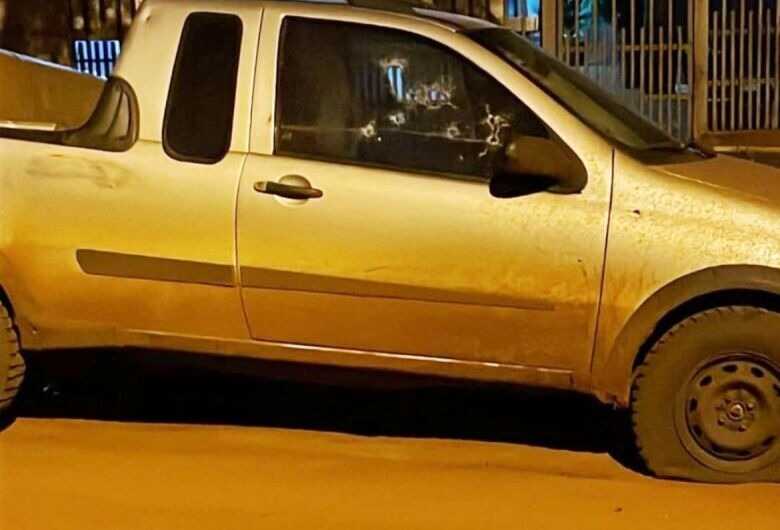 Carro da vítima após disparos por arma de fogo 
