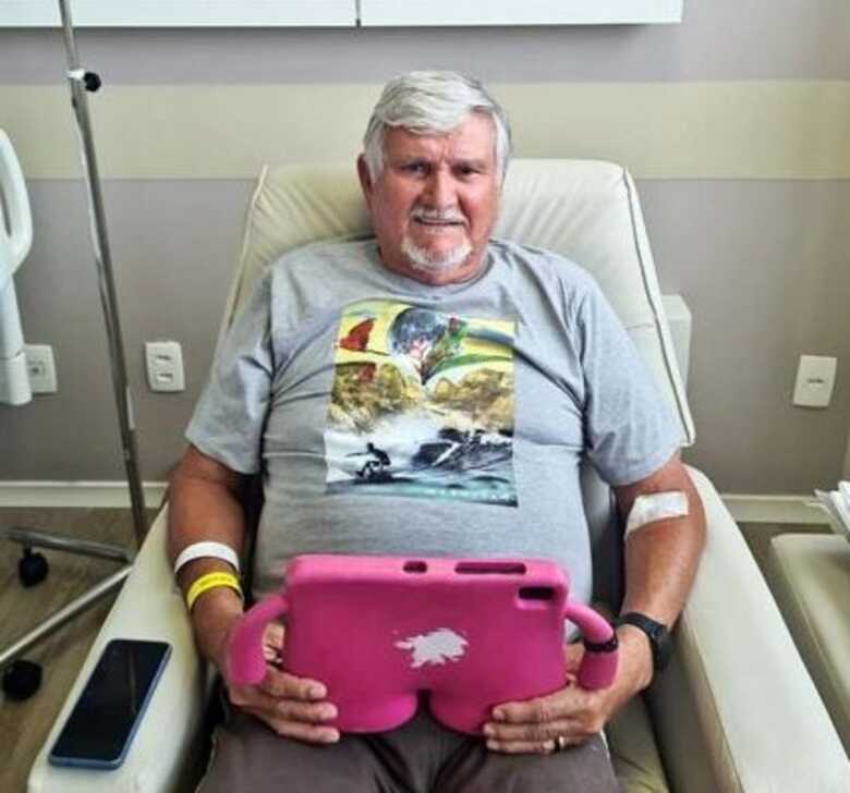 Deputado sentado com tablet, na enfermaria do hospital Cassems em Campo Grande