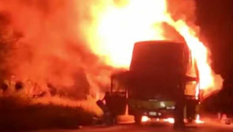 Ônibus pegando fogo na estrada Biocêanica