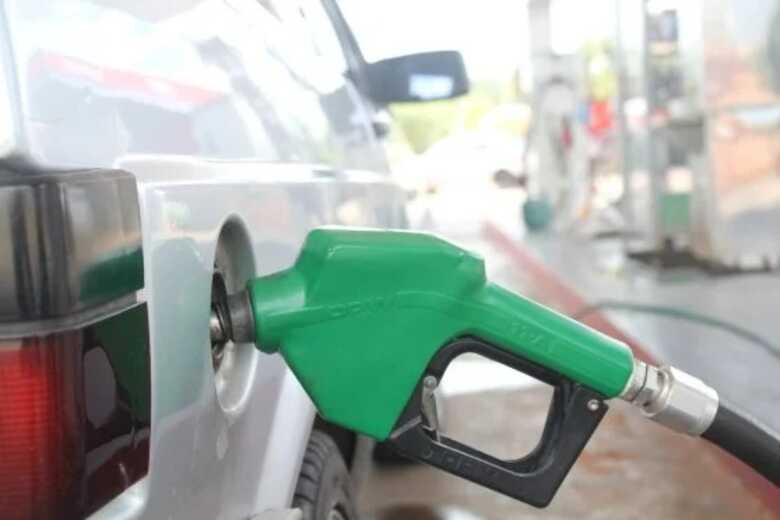 Veículo sendo abastecido em posto de gasolina de Campo Grande