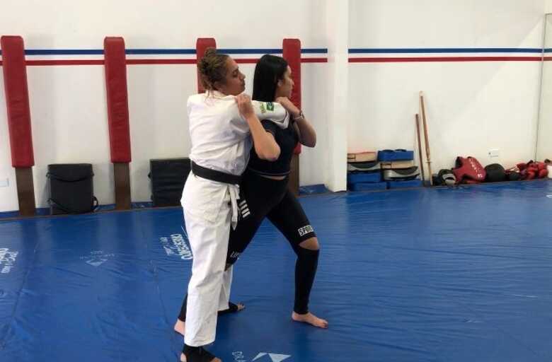 Adriana ensinando como aplicar golpes de defesa