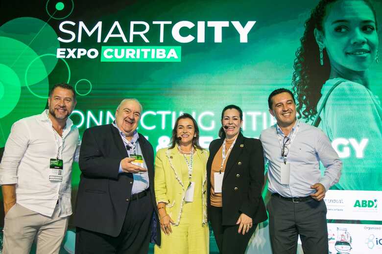 Roberto Marcelino - organizador da Smart City Curitiba, Rafael Greca - prefeito de Curitiba, Adriane Lopes - prefeita de Campo Grande, Cinthya Ribeiro - prefeita de Palmas e Júnior Brindarolli - prefeito de Morretes
