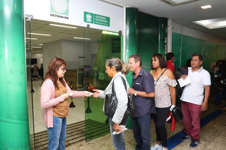 Clientes sendo atendidos na agência do Detran, no Pátio Central Shopping