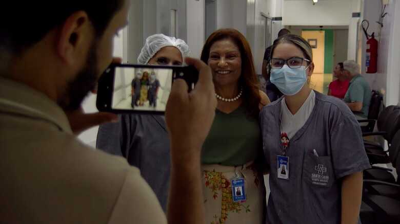 Presidente da Santa Casa Alir Terra com enfermeiras do hospital