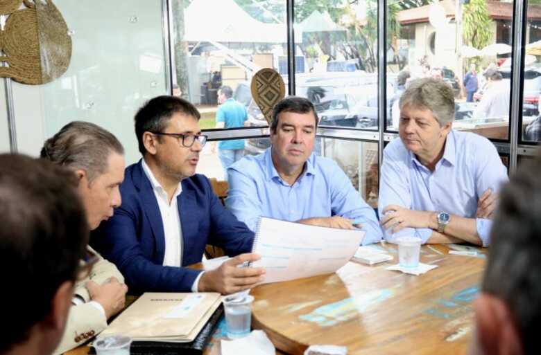 Governador Eduardo Riedel se reúne com diretores da empresa Tradener Energia