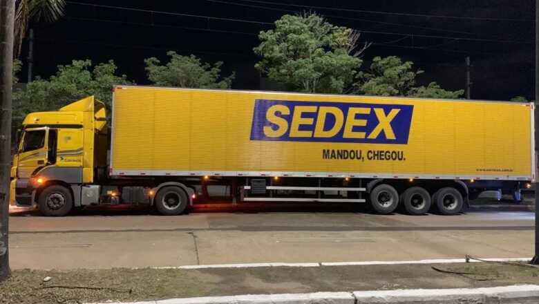 Caminhão do Sedex abordado pela polícia em Gravataí