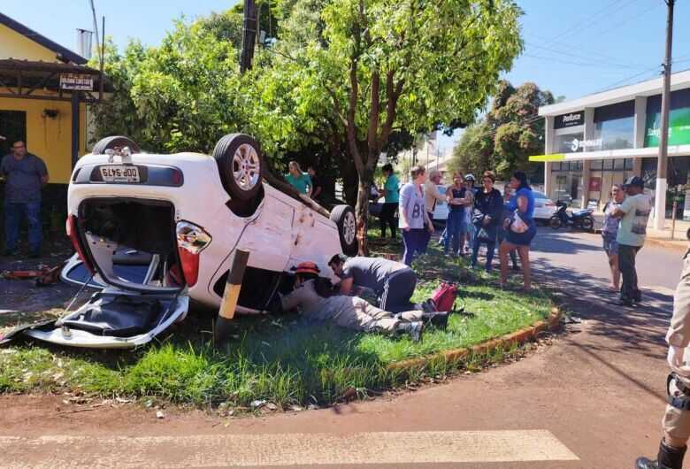P&aacute;lio ficou capotado na cal&ccedil;ada de uma resid&ecirc;ncia