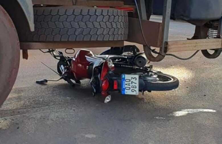 Moto foi parar embaixo da carreta
