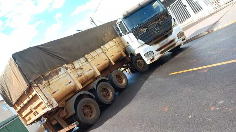 A carreta&nbsp;parou em "L" na rua
