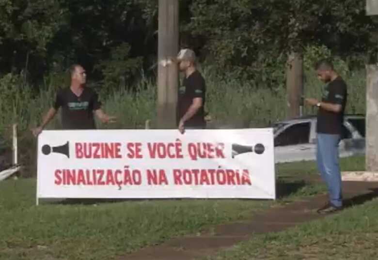 Faixa pedia para motoristas buzinarem se concordassem com a mudan&ccedil;a
