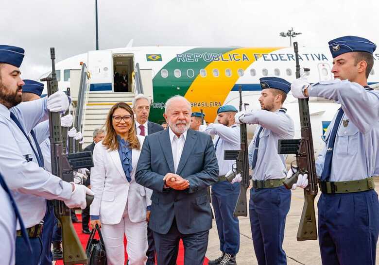 O presidente Lula e a primeira-dama, Janja da Silva, desembarcaram em Lisboa