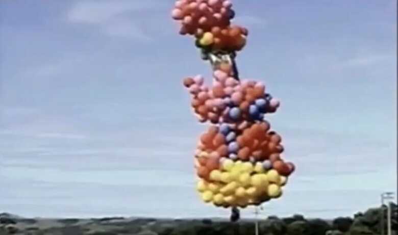 Preso em uma cadeira sustentada por 1.000 balões, o sacerdote partiu às 13 da cidade Paranaguá